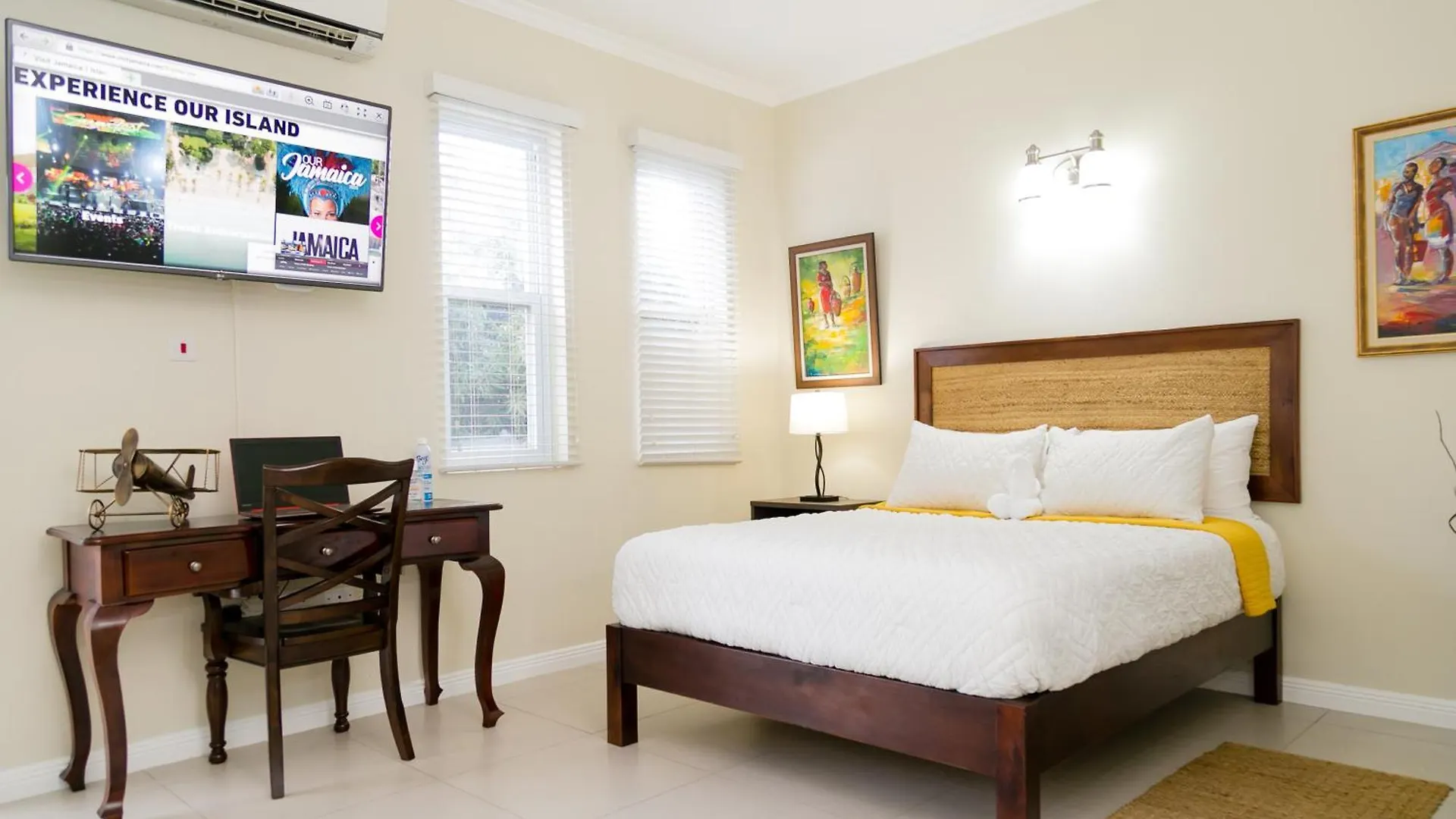 Chic Haven Studio In Kingston